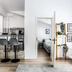 Fully-furnished With Air Conditioning For Families, Cracow Old Town Apartment